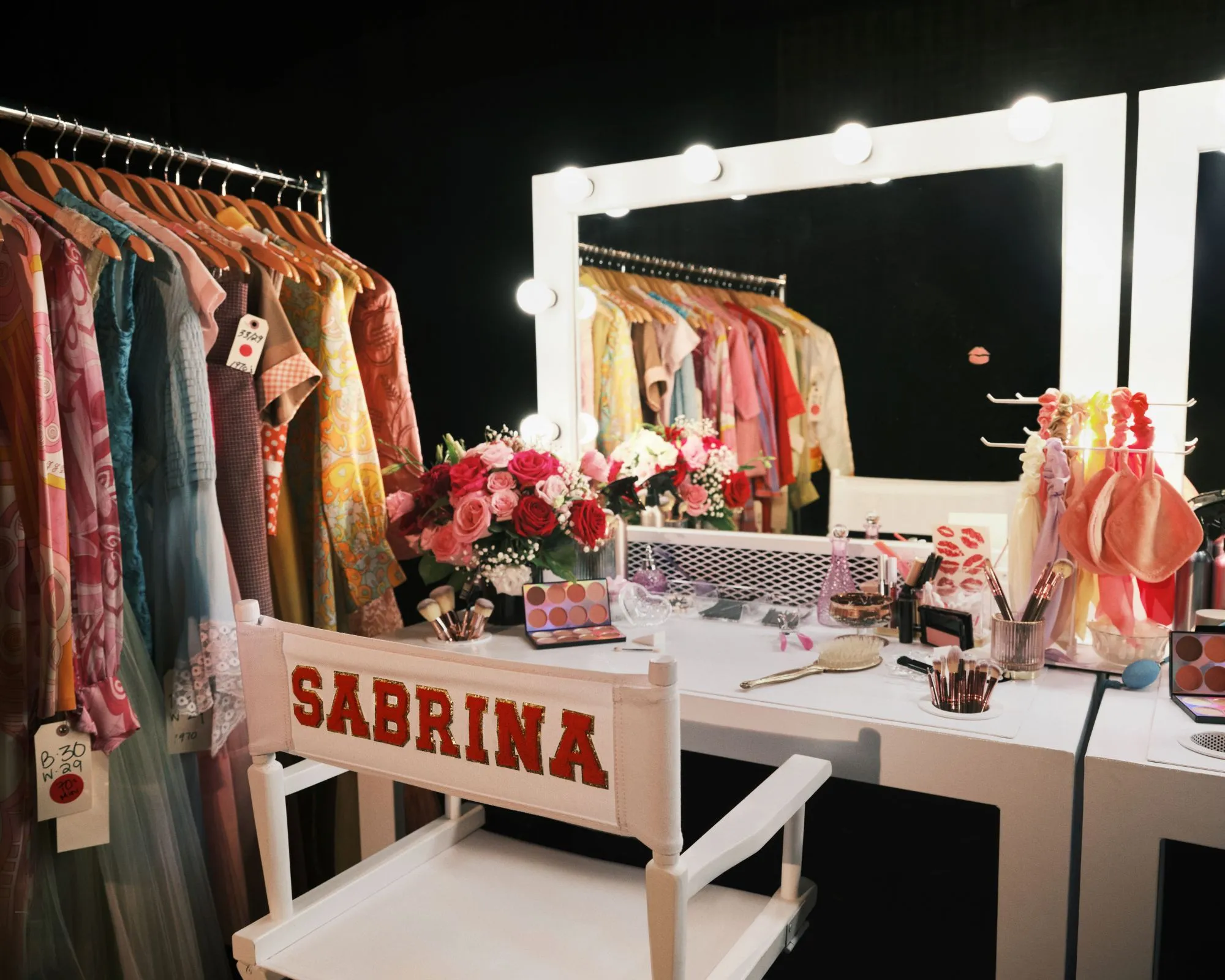 Sabrina Carpenter sur le tournage de sa courte et douce tournée' loading='lazy' title=