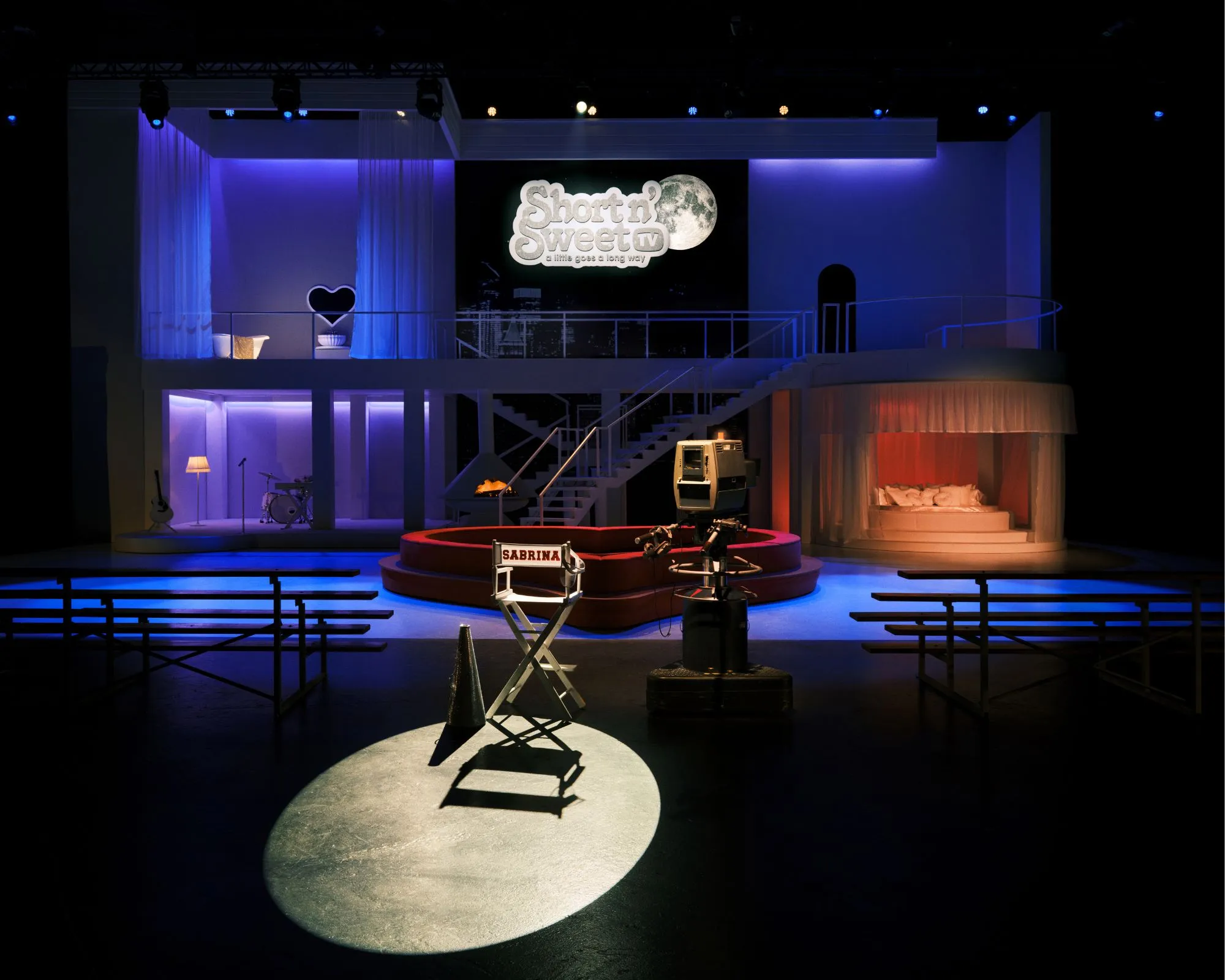 Sabrina Carpenter sur le tournage de sa courte et douce tournée' loading='lazy' title=