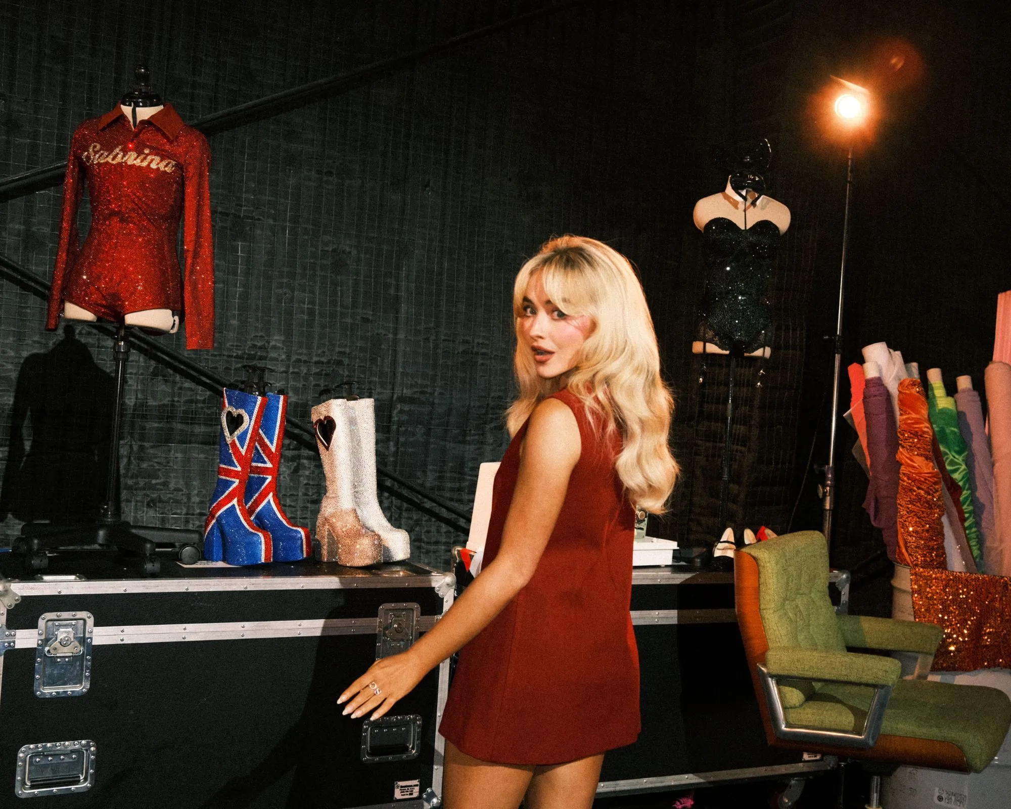 Sabrina Carpenter sur le tournage de sa courte et douce tournée' loading='lazy' title=