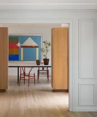 L'espace de vie de Julia Roberts superpose ce matériau tendance en excès – et les designers affirment que le look chaleureux « durera toute une vie ».