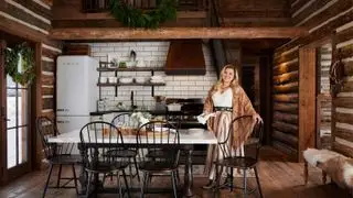 Kelly Clarkson dans la salle à manger de sa collection Wayfair Montana