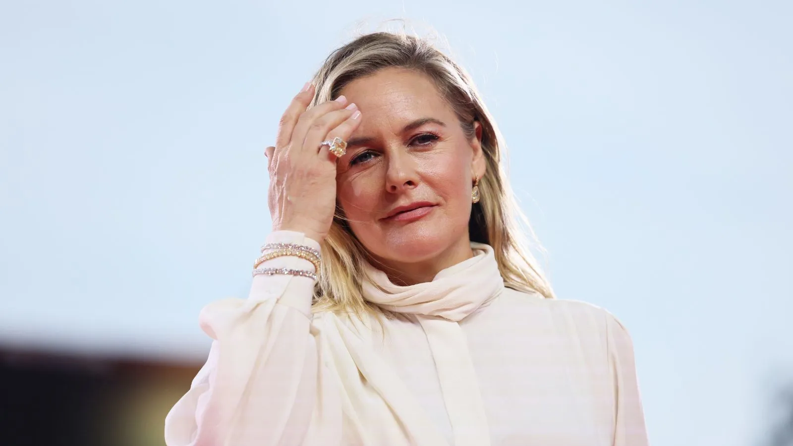 Jeg har sett denne retro -flisetrenden overalt i år, men Alexandra Daddario grønne bad gjør at det føles kulere enn noen gang før