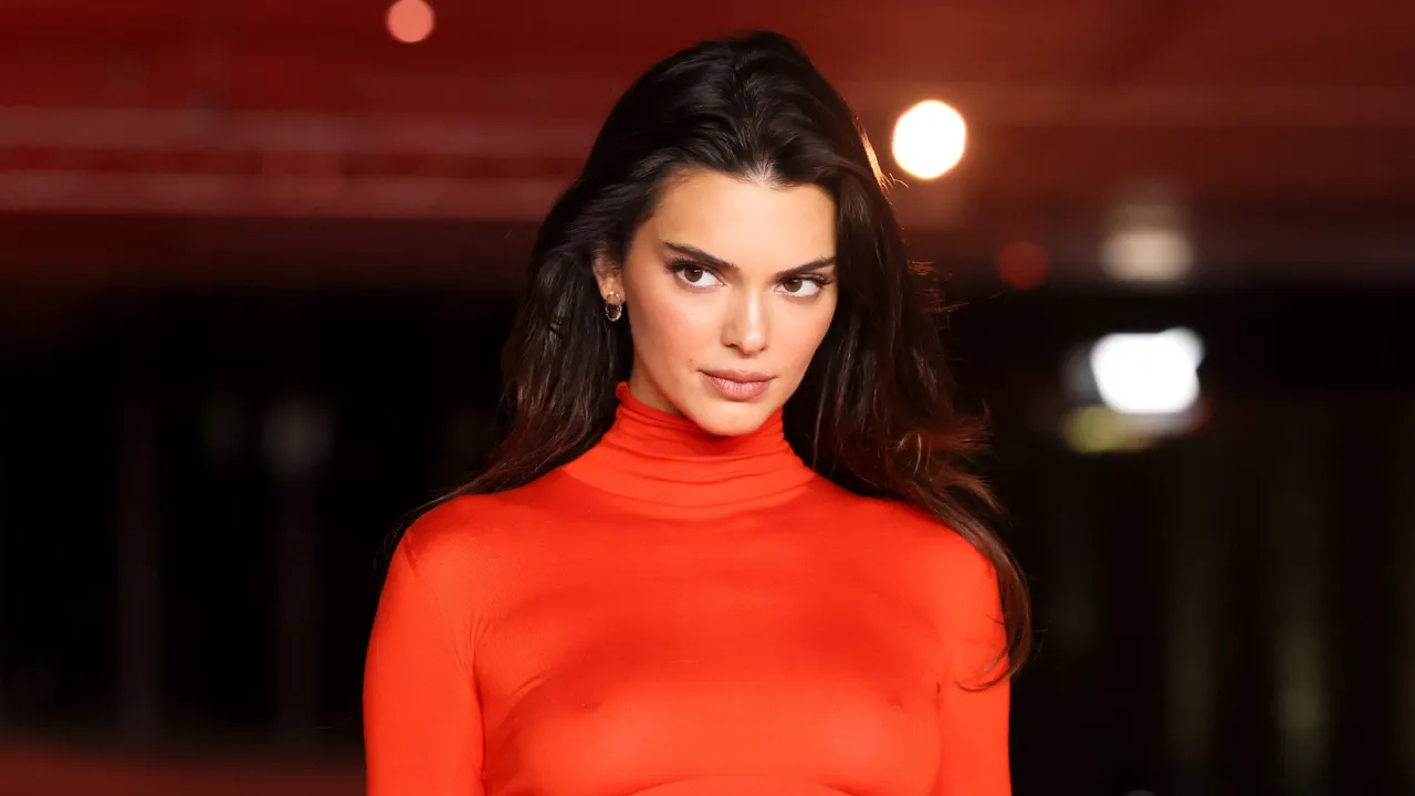 La casa di montagna di Kendall Jenner è piena di dettagli attenti, ma l'illuminazione vintage della sua cucina è il piccolo ma potente tocco che ha lasciato il segno