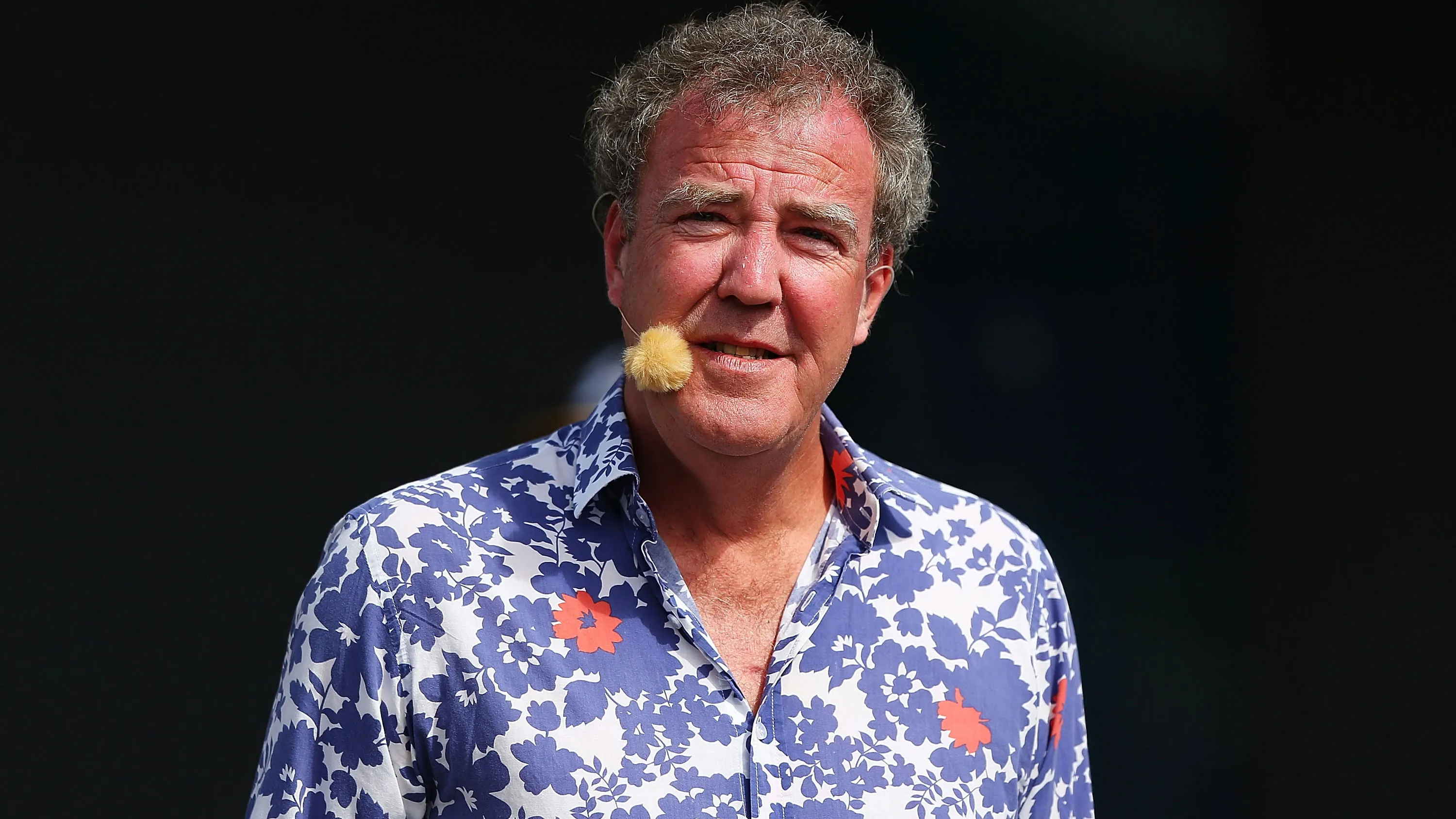 Jeremy Clarkson sleduje monitor počas festivalu Top Gear v Sydney Motorsport Park 9. marca 2013 v Sydney Australia. (Foto: Brendon Thorne/Getty Images)' loading='lazy' title=