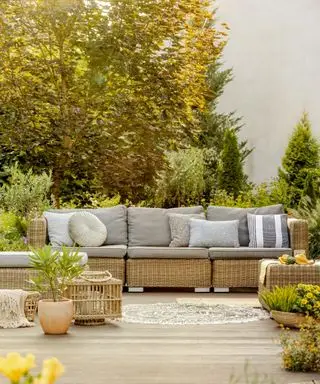 La conception du patio de Brooke Shields est une classe de maître dans le style côtier apaisant qui sera énorme à l'été 2024.