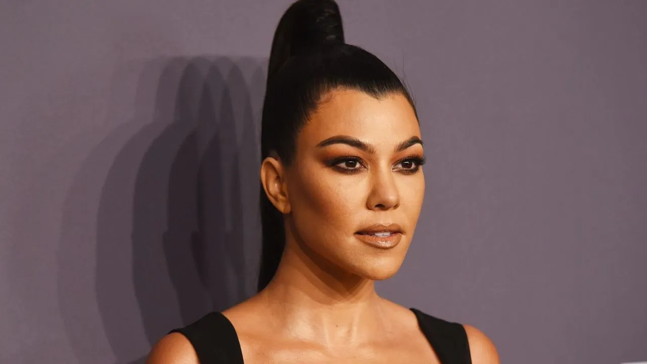 Kourtney Kardashian auf grauem Hintergrund' loading='lazy' title=