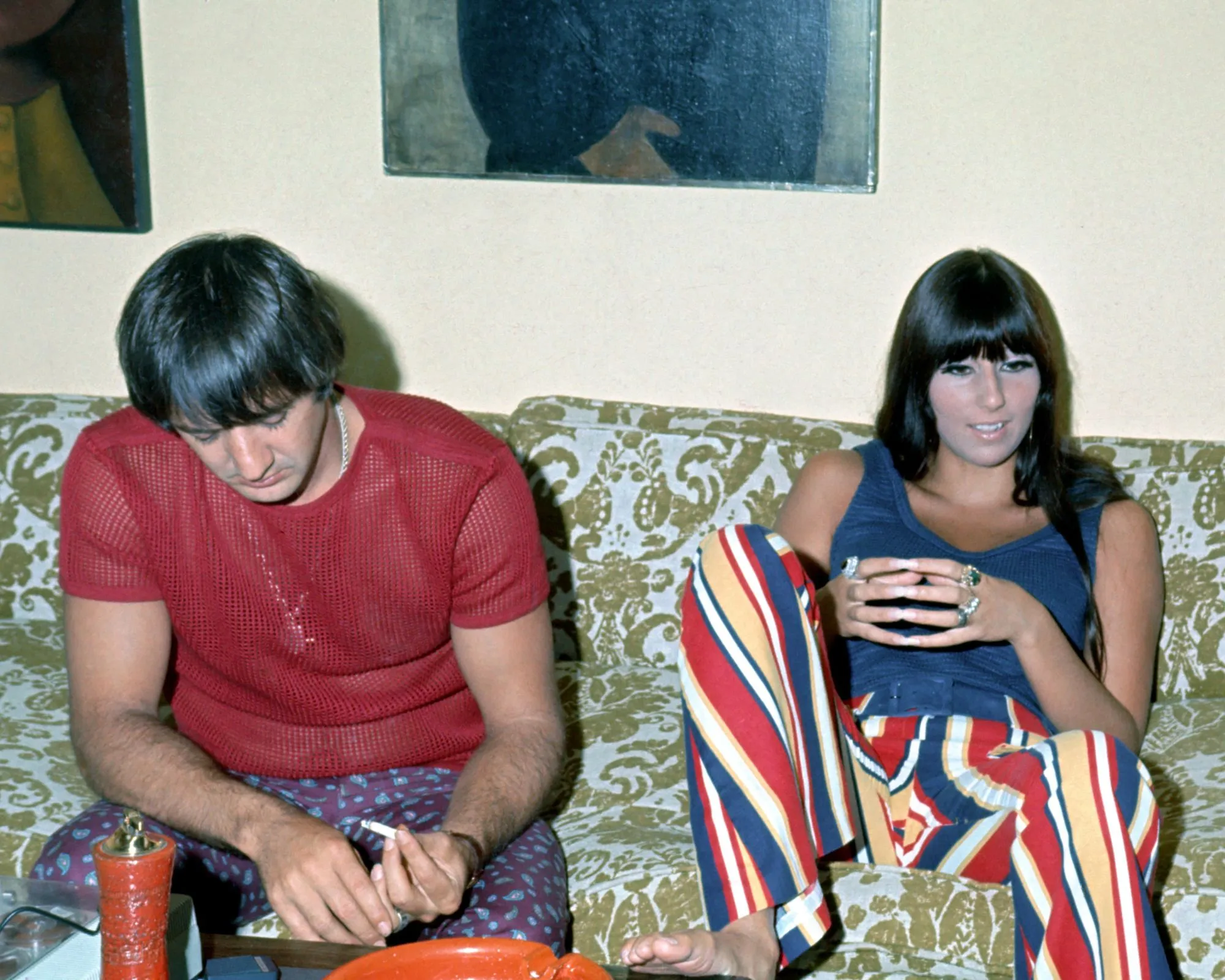 Cher und Sonny auf ihrem grün-blauen Sofa' loading='lazy' title=