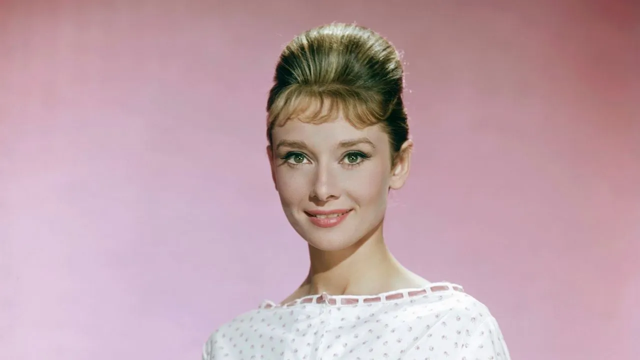 Audrey Hepburn sur fond rose' loading='lazy' title=