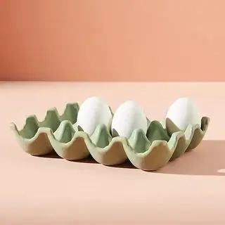 La couleur « moche » des armoires de cuisine de Dakota Johnson sera la plus grande tendance de 2024 – et elle fera paraître sa petite pièce plus grande