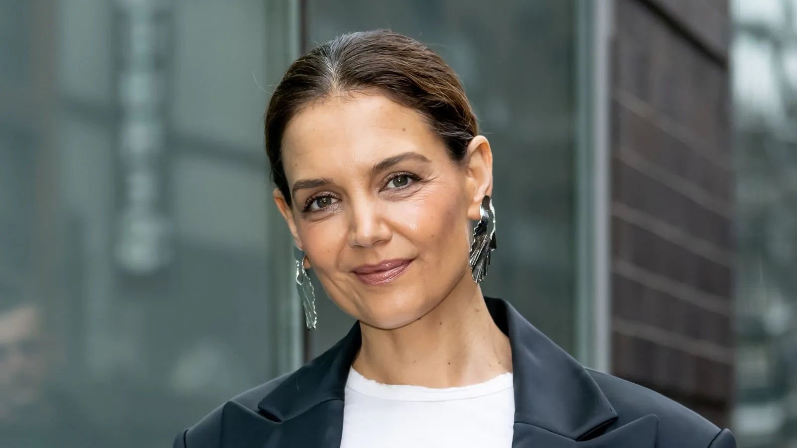 Pas d'arbre, pas de problème – La vignette festive et tendance de Katie Holmes est la meilleure astuce permettant d'économiser de l'espace pour la décoration de Noël dans un petit espace