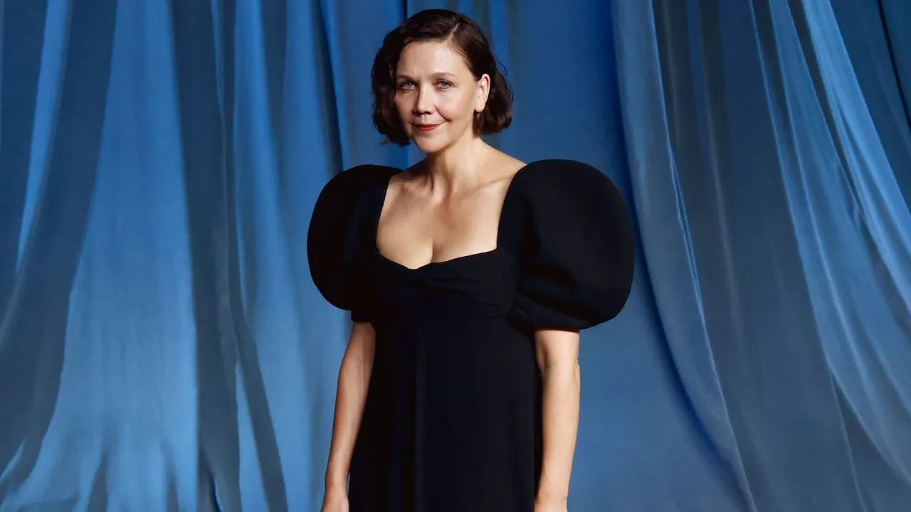 Maggie Gyllenhaal in einem schwarzen Samtkleid vor blauen Vorhängen' loading='lazy' title=