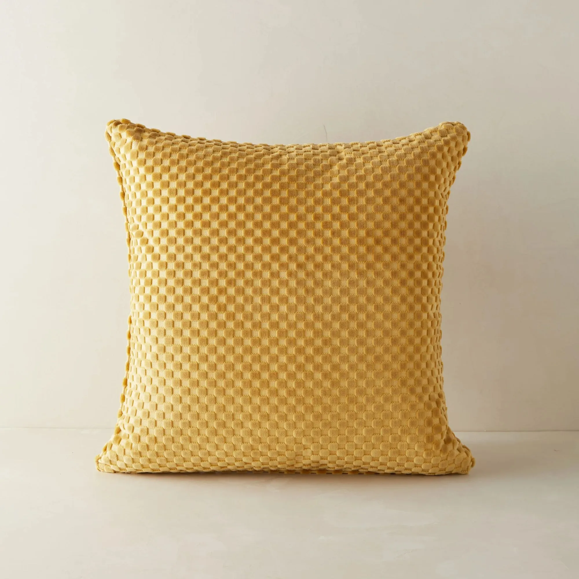 gelbes quadratisches Kissen' loading='lazy' title=