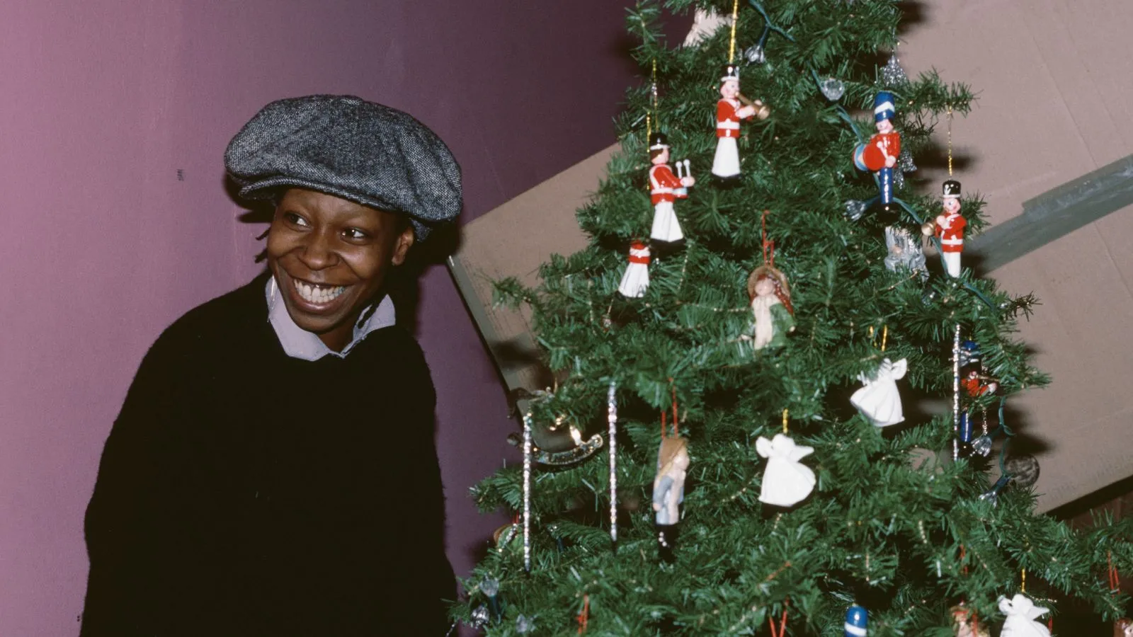 Whoopi Goldberg et son sapin de Noël de 1983' loading='lazy' title=