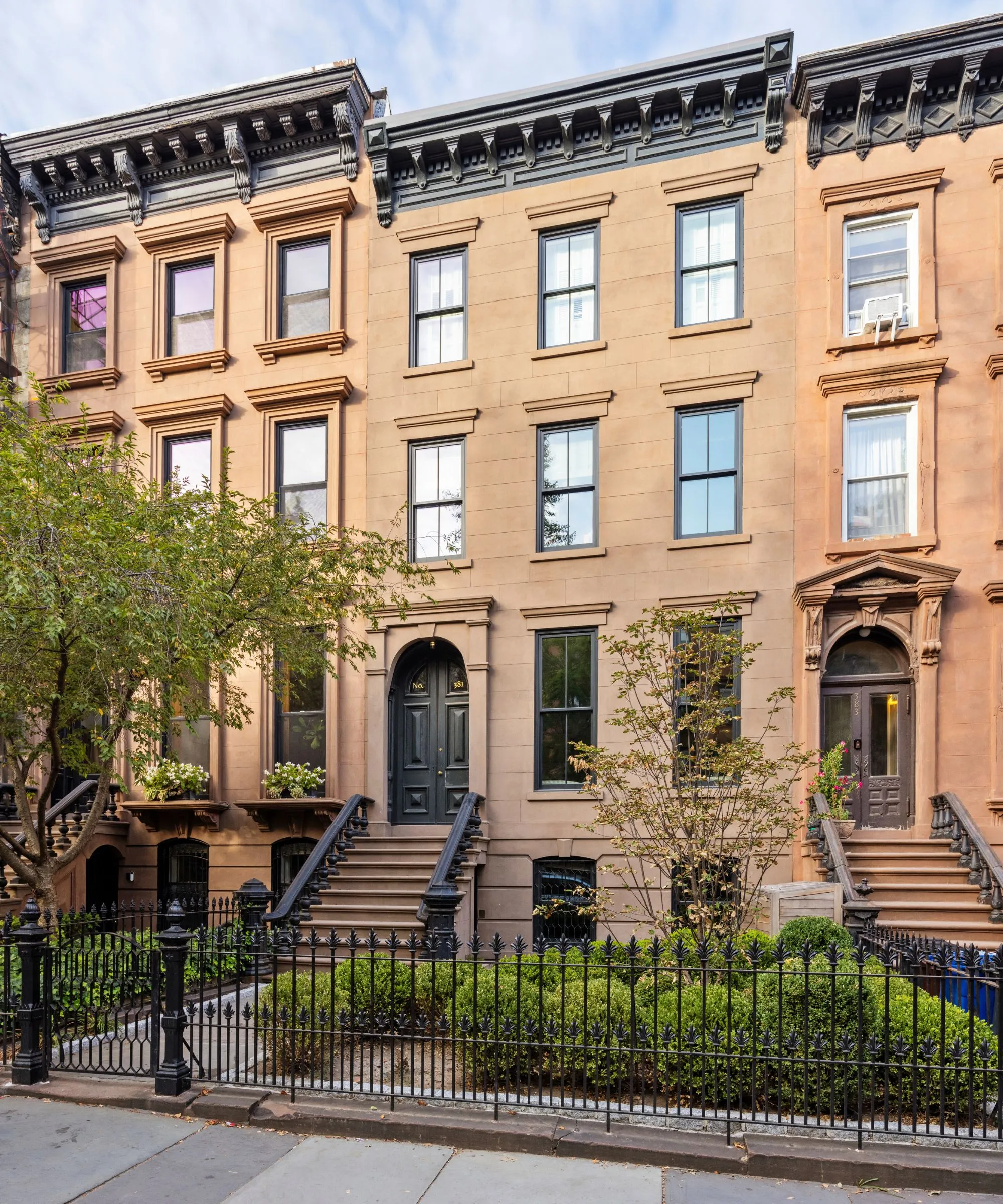 Extérieur de la maison de Lily Allen et David Harbour' loading='lazy' title=