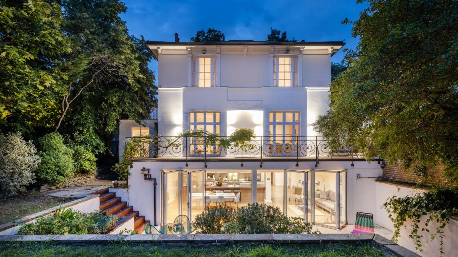 Entrez dans la maison de ville de Brooklyn de Lily Allen et David Harbour, d'une valeur de 8 millions de dollars : un pays des merveilles maximaliste d'intérieurs fantaisistes et sur mesure