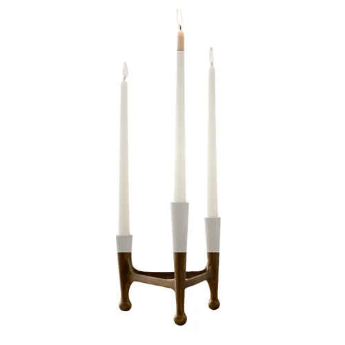 Ein hölzerner Kandelaber' loading='lazy' title=