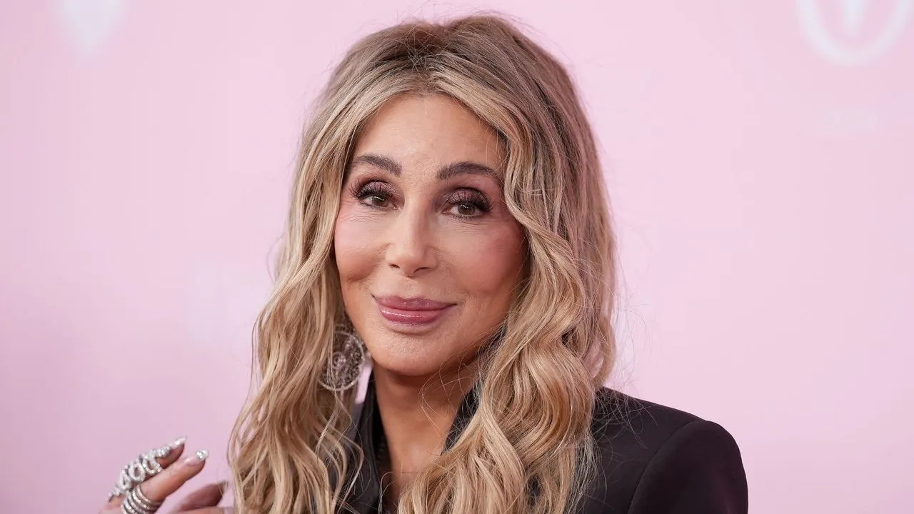 Chers komplizierte Bögen und Spiegelgestaltung bieten die ultimative Meisterklasse darin, übersehene Ecken in atemberaubende, lichtdurchflutete Design-Statements zu verwandeln