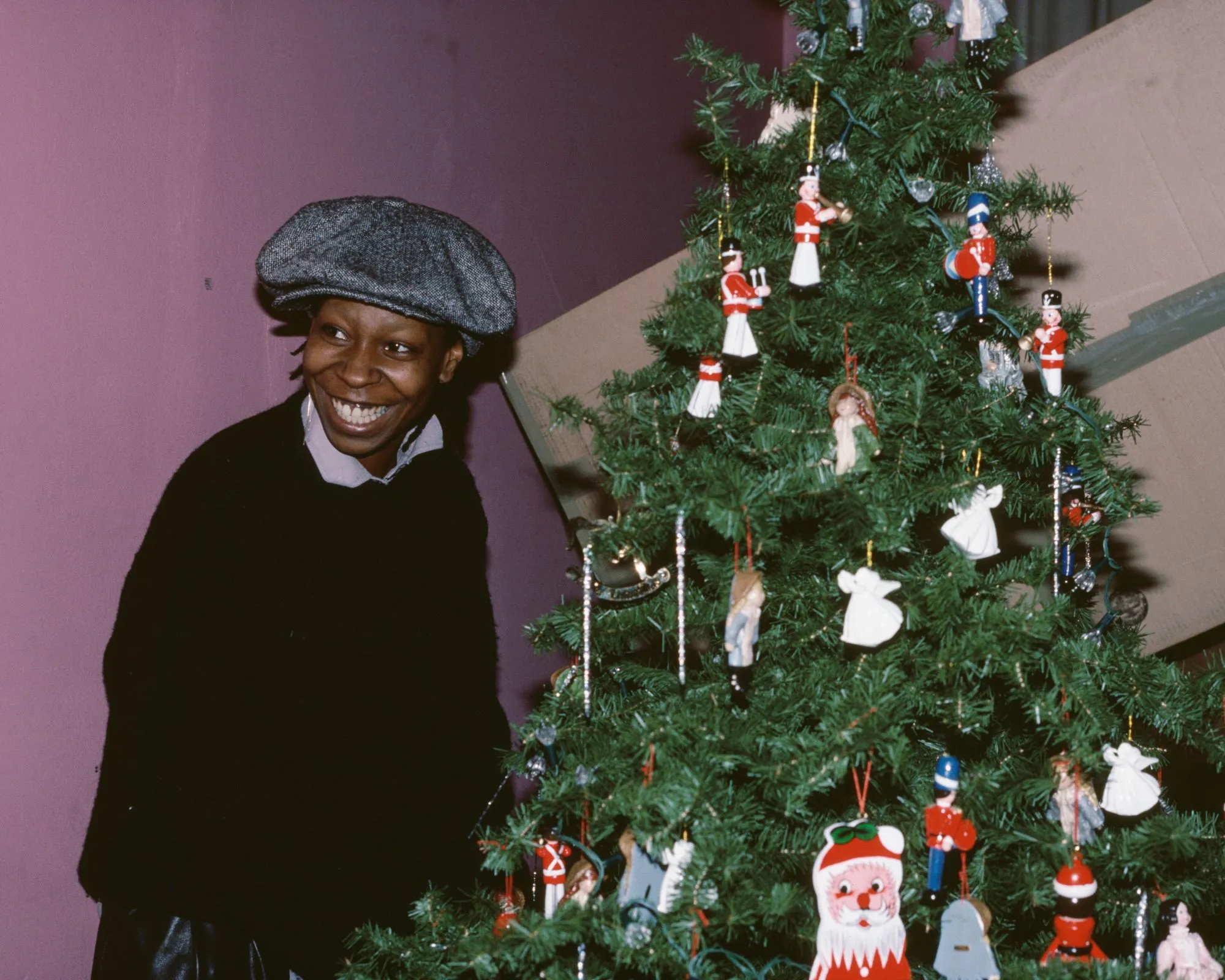 whoopi goldberg zdobí svoj vianočný stromček' loading='lazy' title=