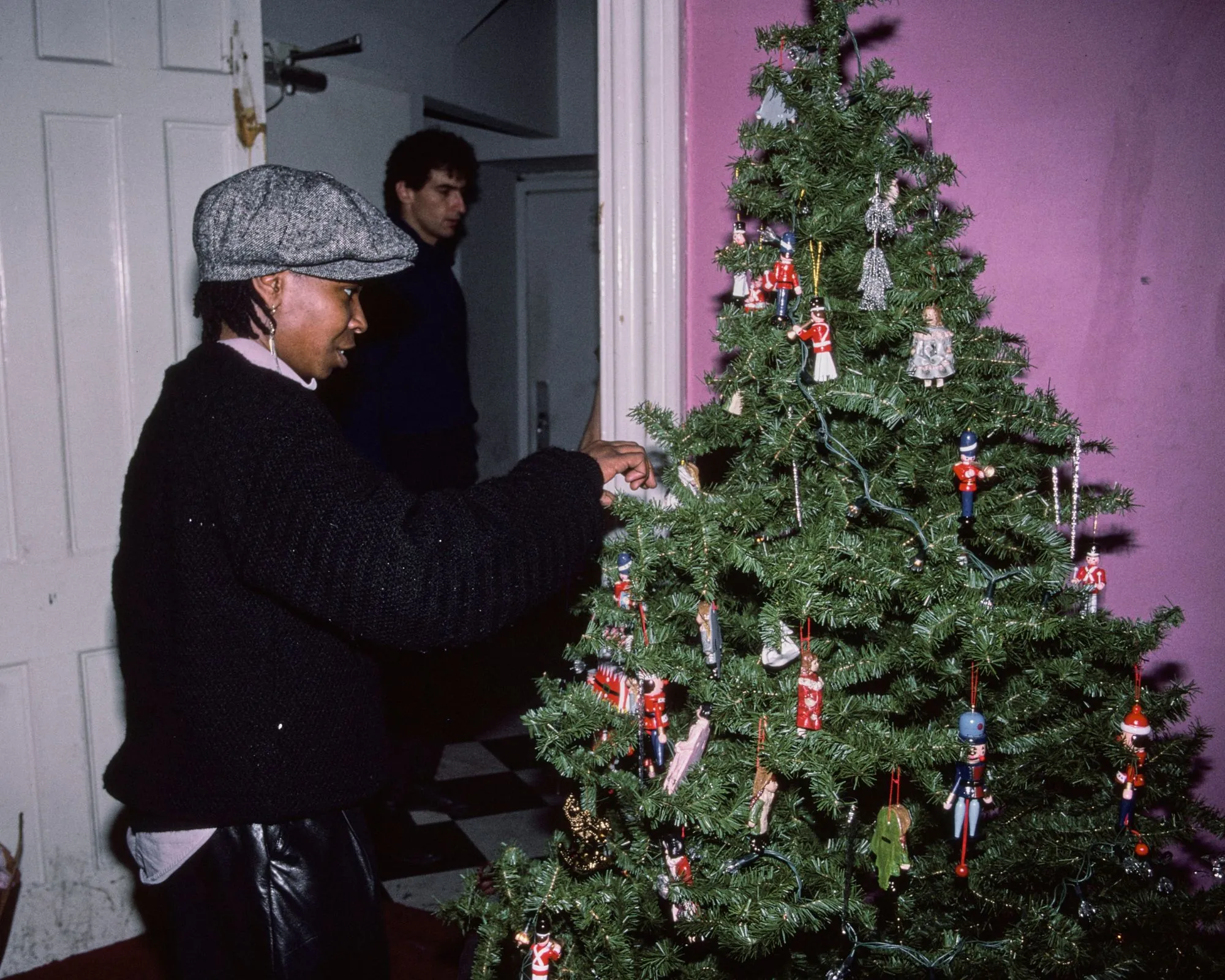 whoopi goldberg zdobí svoj vianočný stromček' loading='lazy' title=