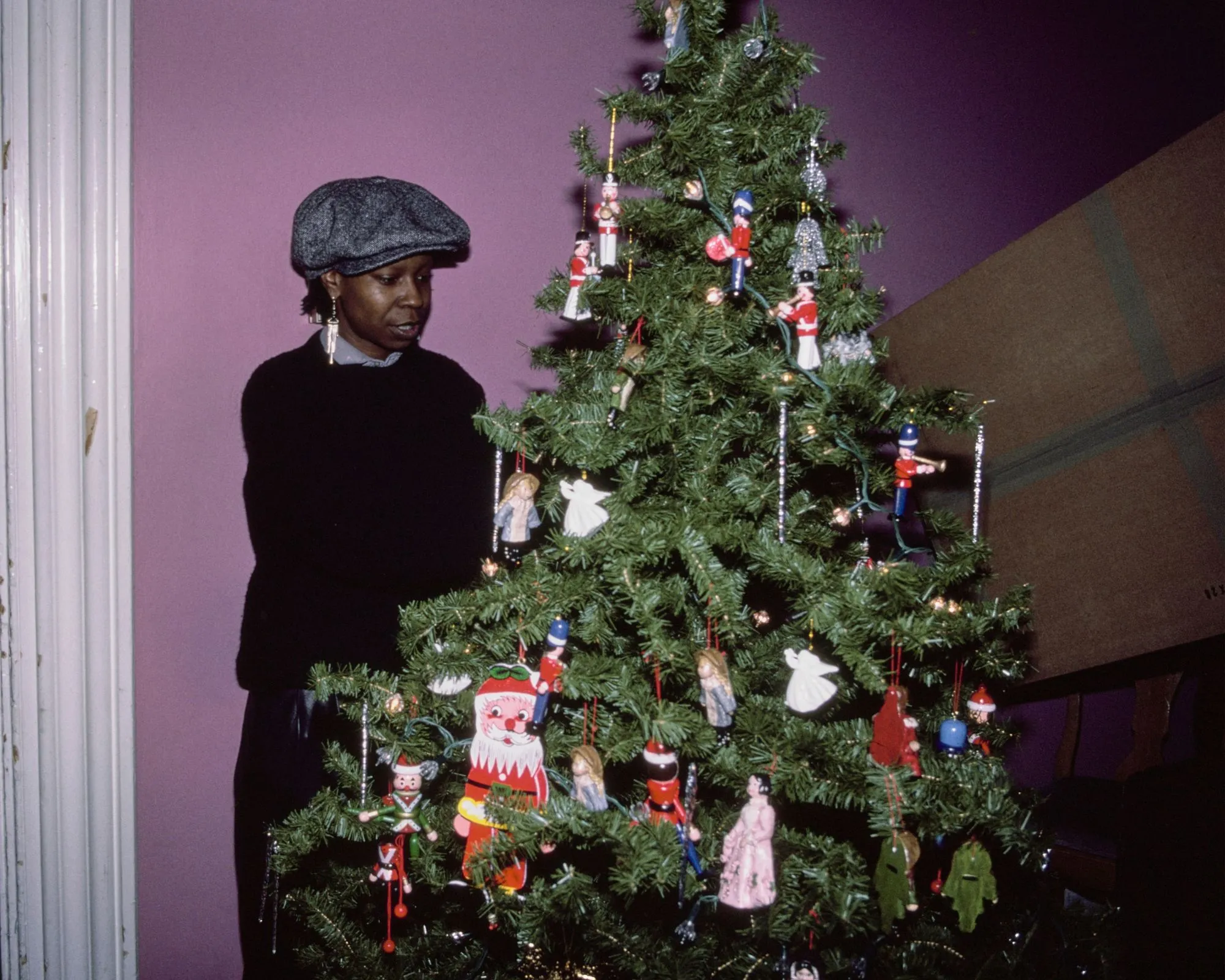 whoopi goldberg zdobí svoj vianočný stromček' loading='lazy' title=