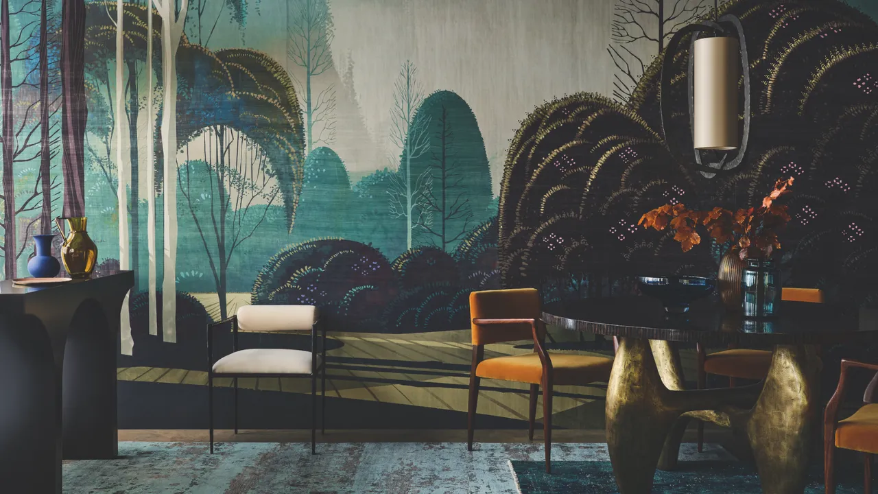 Dunkler Eingangsbereich mit Tisch und Konsole mit großem Statement-Wandbild' loading='lazy' title=