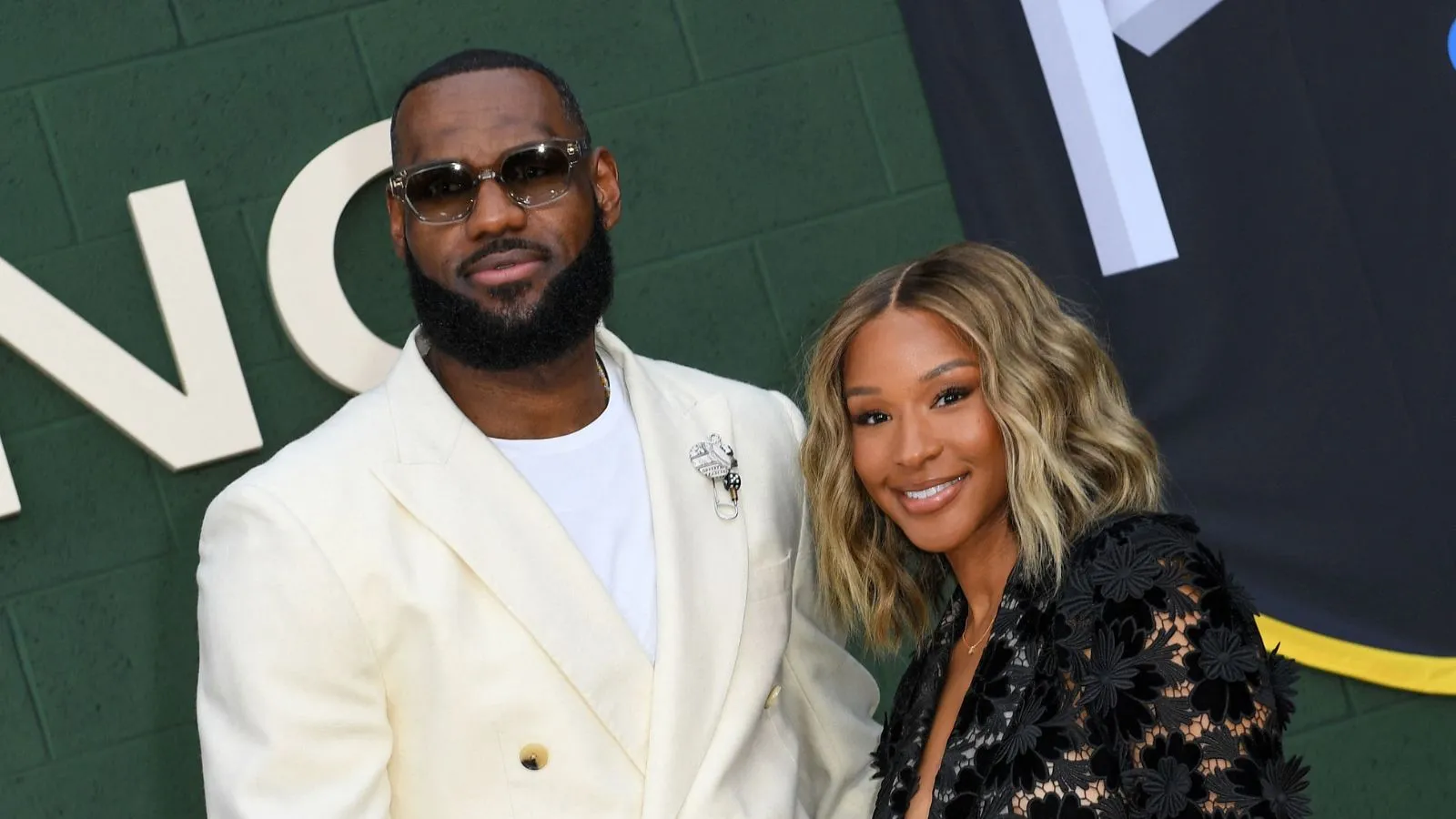 LeBron et Savannah James' loading='lazy' title=