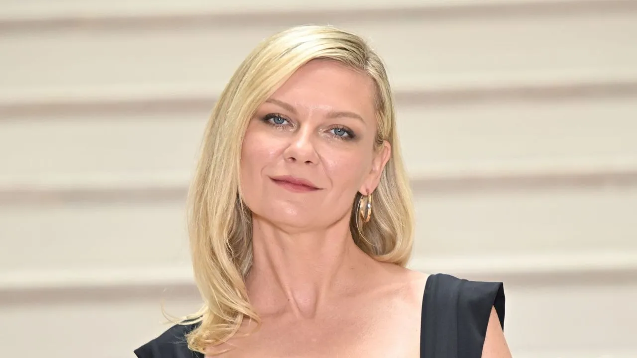 Eine vergessene Ecke von Kirsten Dunsts Schlafzimmer ist eine Ode an ihre ikonische Rolle in Marie Antoinette – voller Antiquitäten, Gold und warmer Eiche