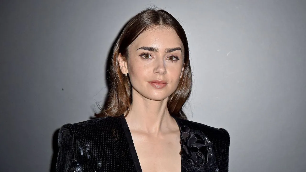 lily collins na sivom pozadí' loading='lazy' title=