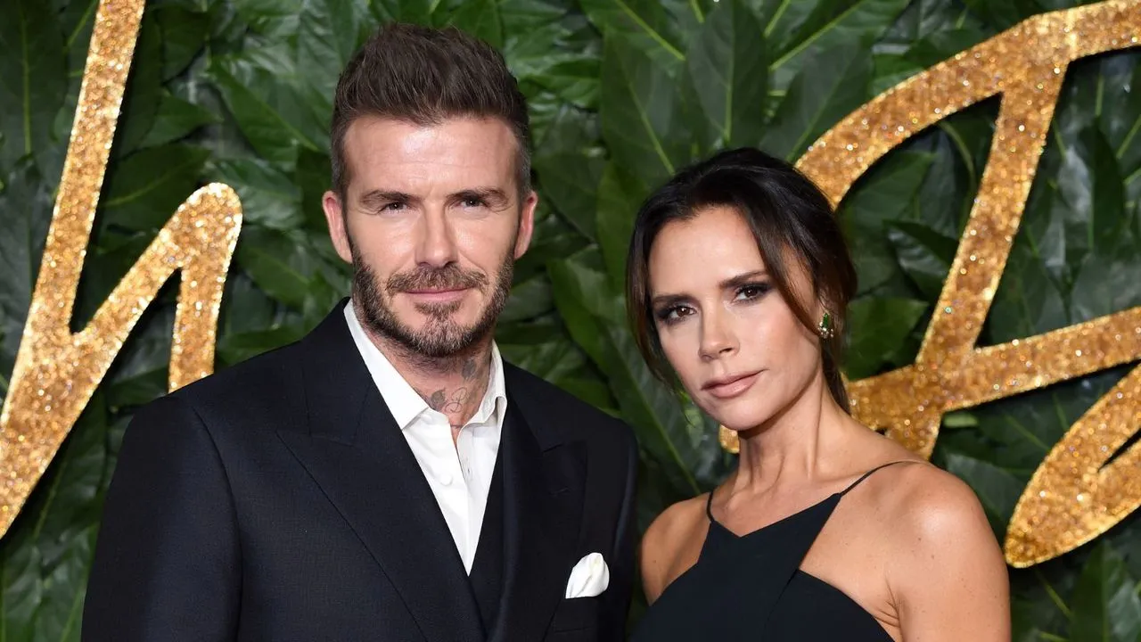 La camera da letto rustica e moderna di David e Victoria Beckham rivela perché gli interni moderni, rustici e tattili stanno definendo il futuro del lusso tranquillo