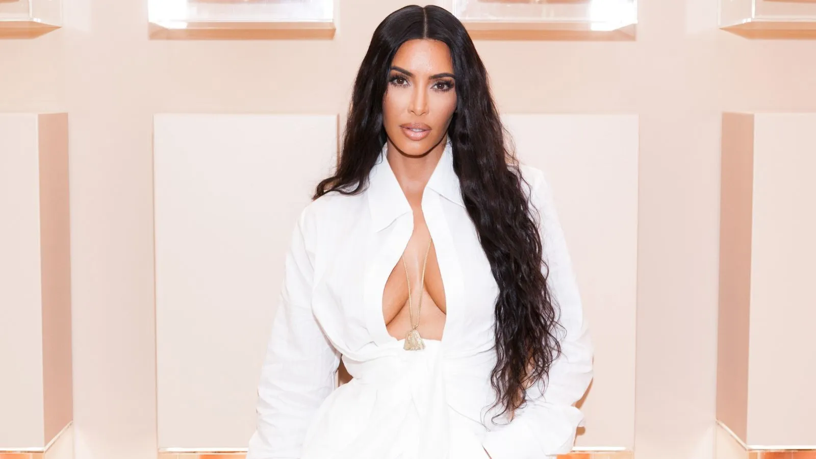 « Festif et sophistiqué » : le décor crème d'Halloween de Kim Kardashian est envoûtant mais cohérent, pour une masterclass de design saisonnier inattendu