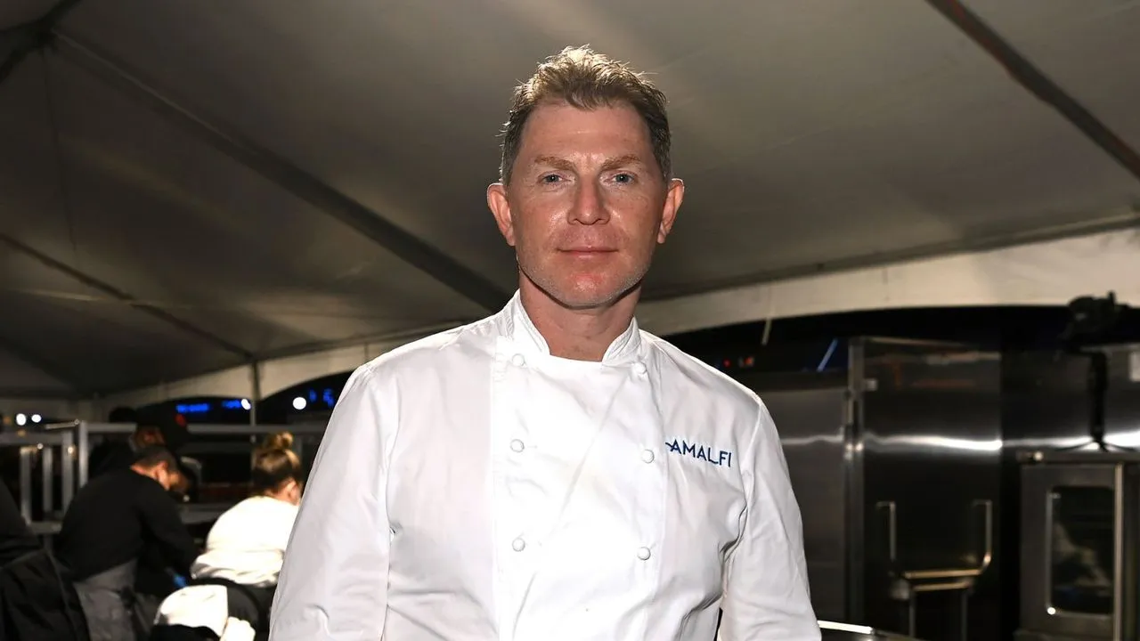 Bobby Flay su uno sfondo neutro' loading='lazy' title=