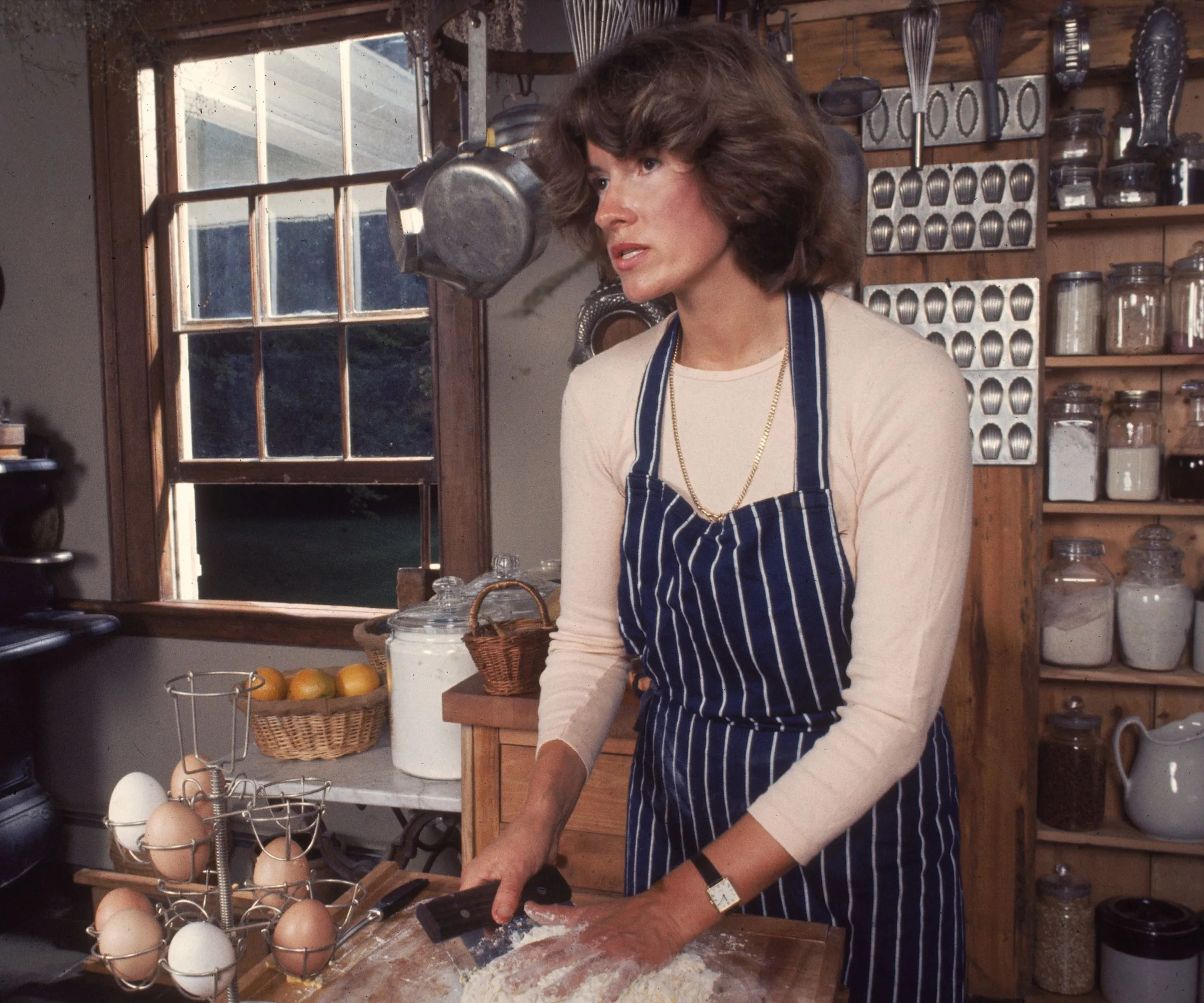 Martha Stewart w swojej wiejskiej kuchni ze słoikami do przechowywania i foremkami do budyniu' loading='lazy' title=