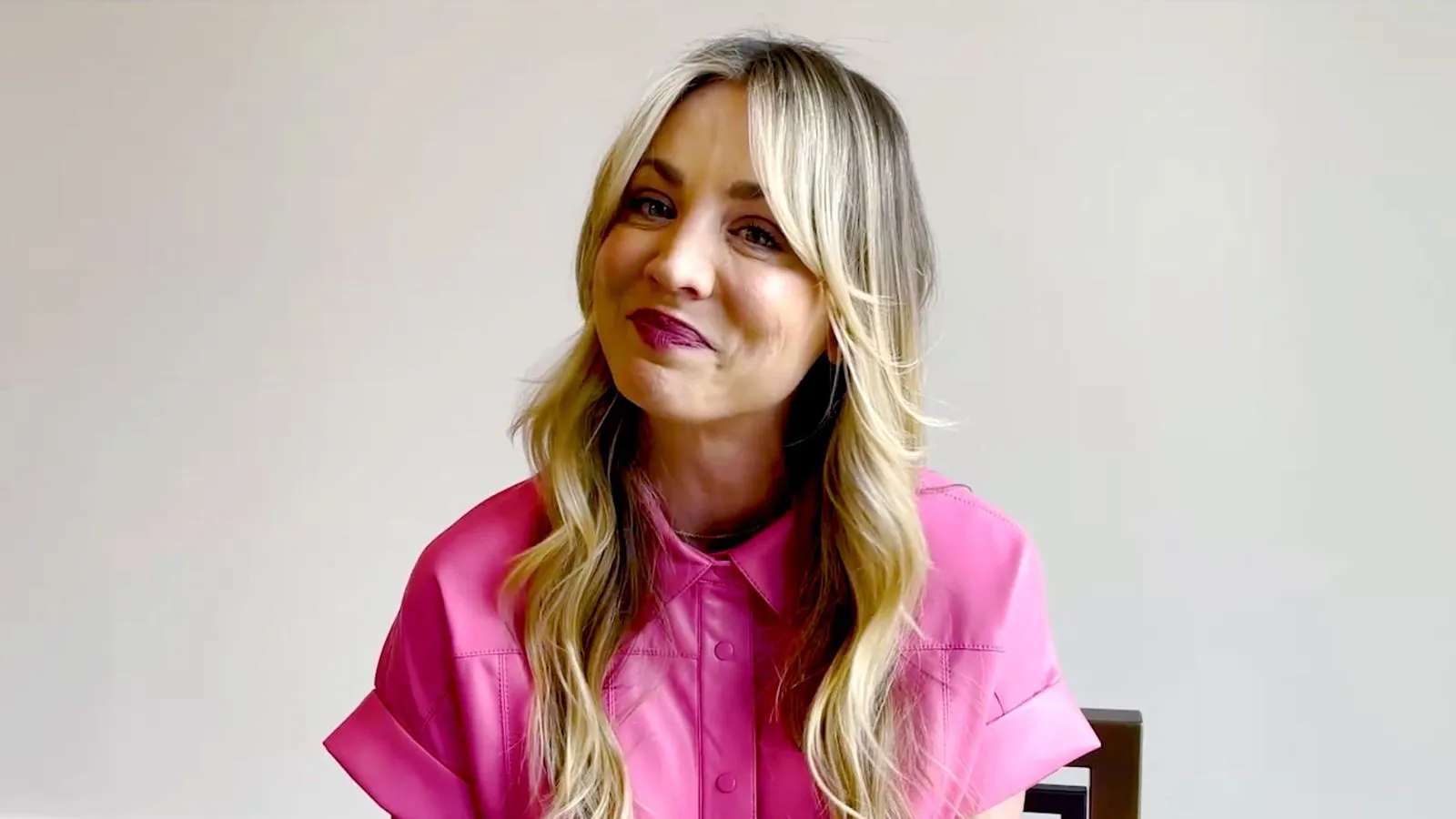 Kaley Cuoco sur un fond blanc portant du rose' loading='lazy' title=