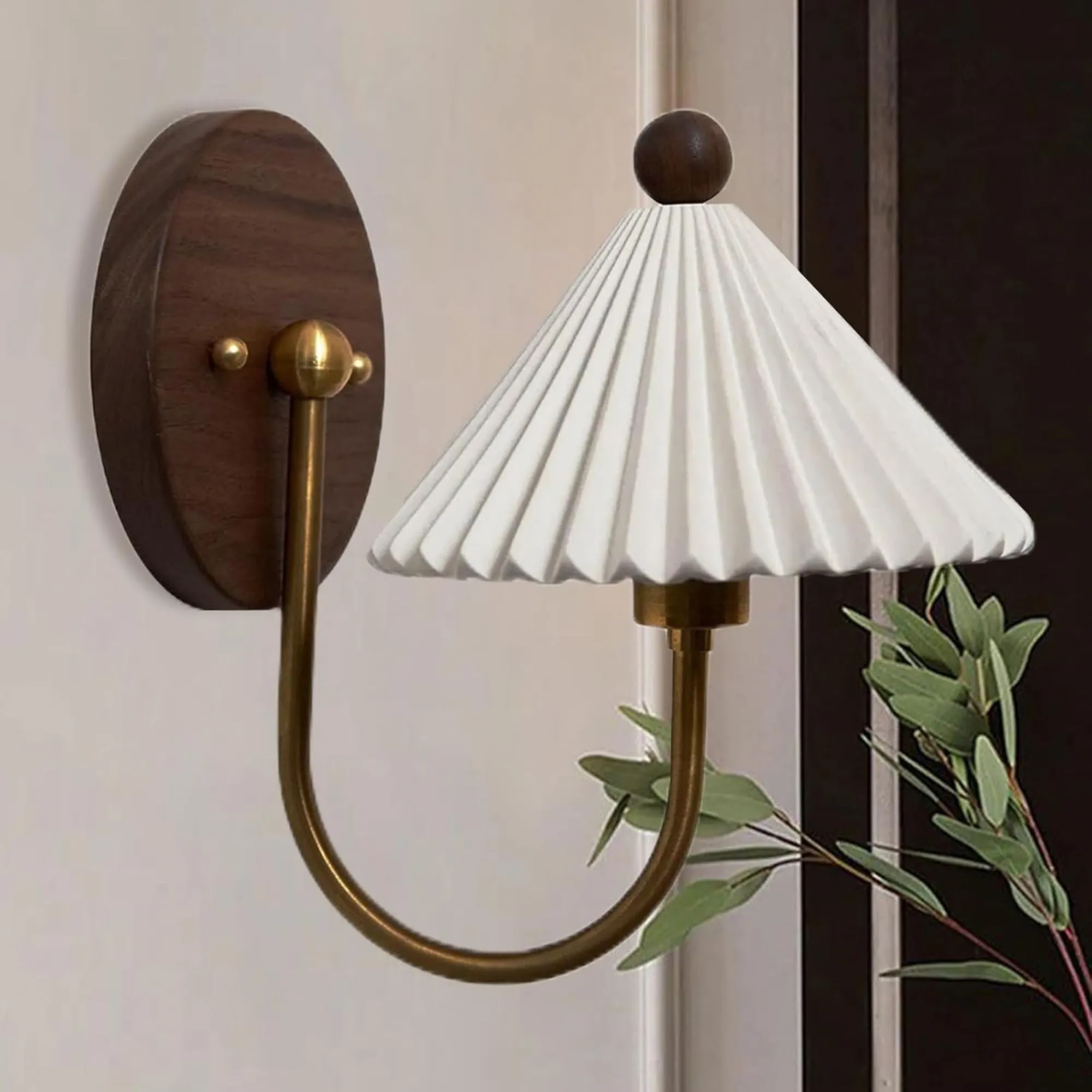 Applexion murale en laiton brossé avec de l'ombre en tissu plissé' loading='lazy' title=