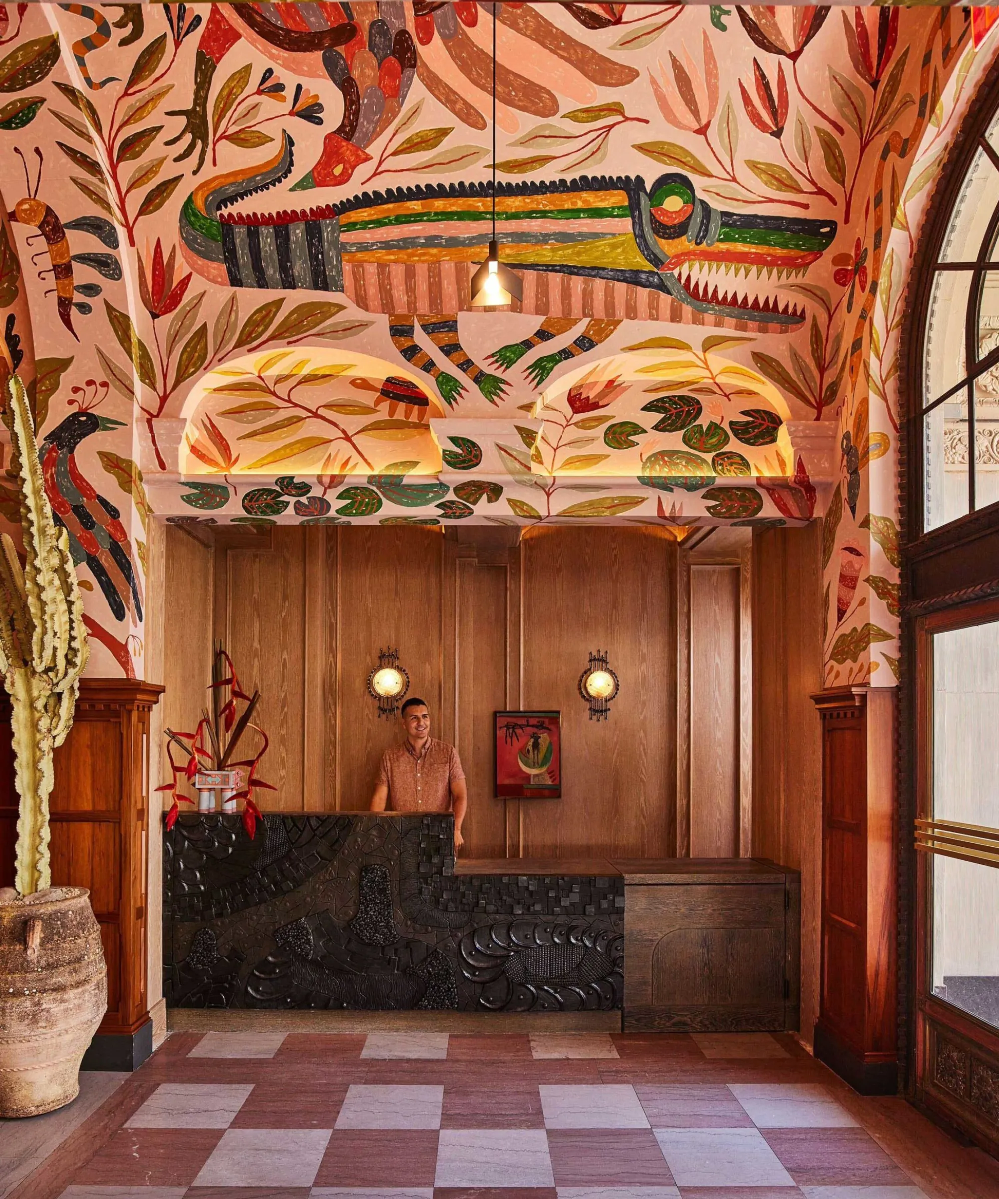 Le hall avec une murale sur les murs et le plafond' loading='lazy' title=