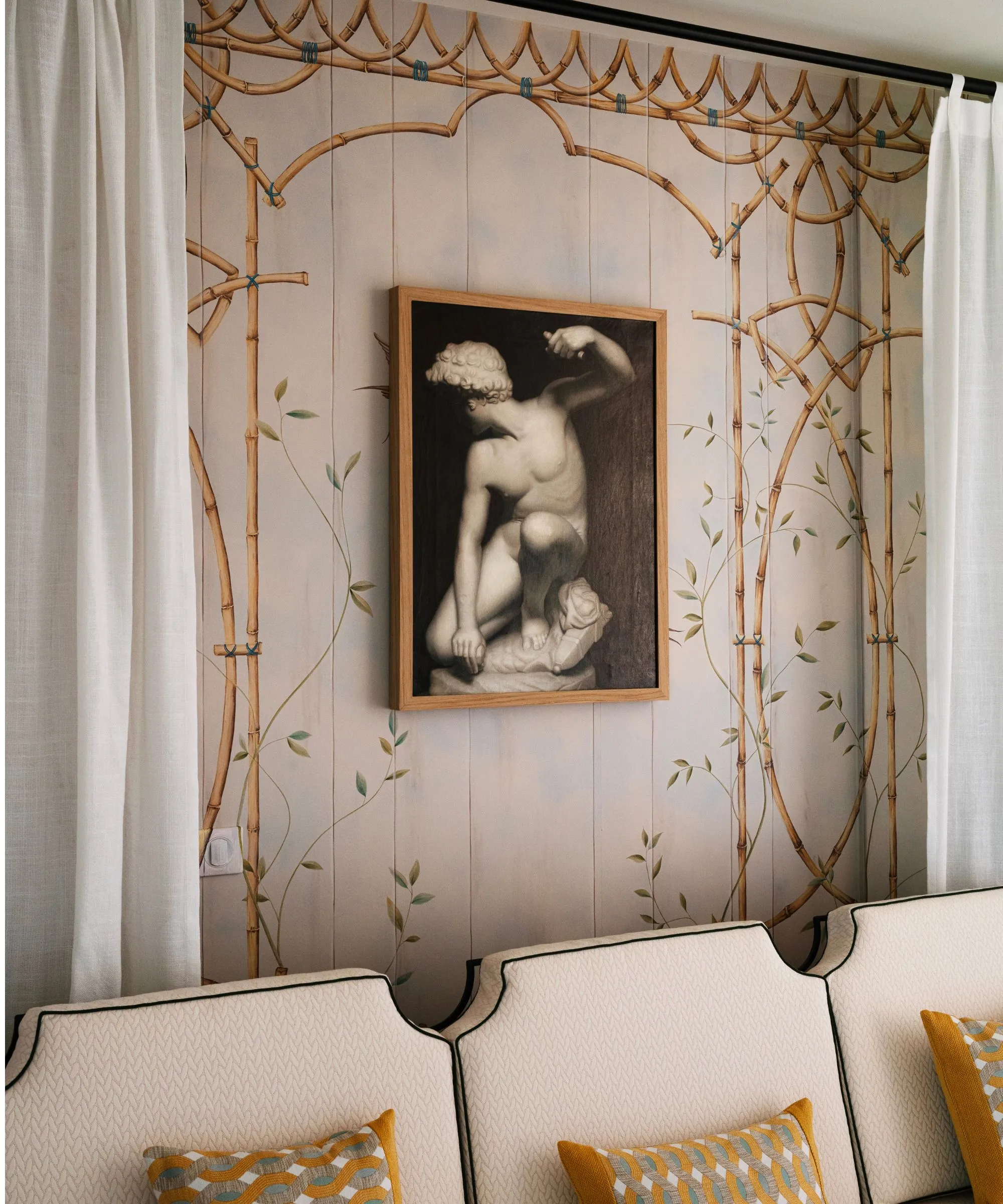 Treillage Wallpaper Beege Sapa et Coussins à motifs jaunes' loading='lazy' title=