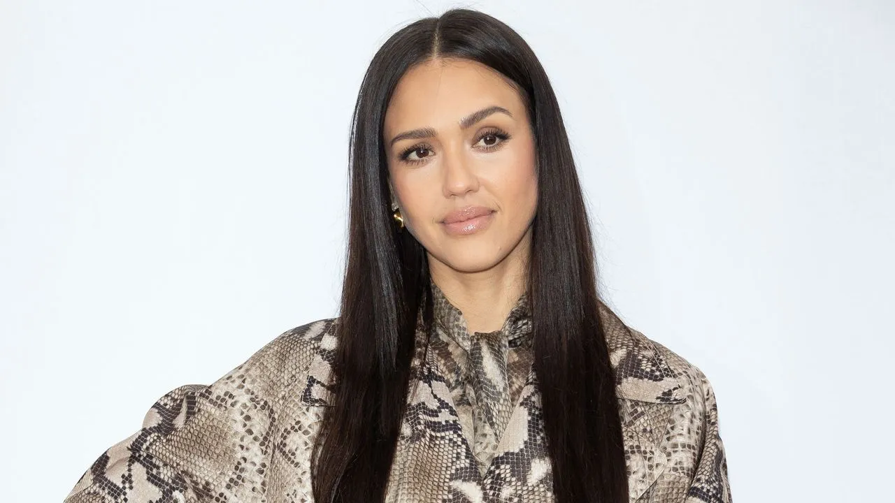 Jessica Alba conosce il segreto di uno spazio abitativo accogliente: un uso strategico delle texture, non dei colori