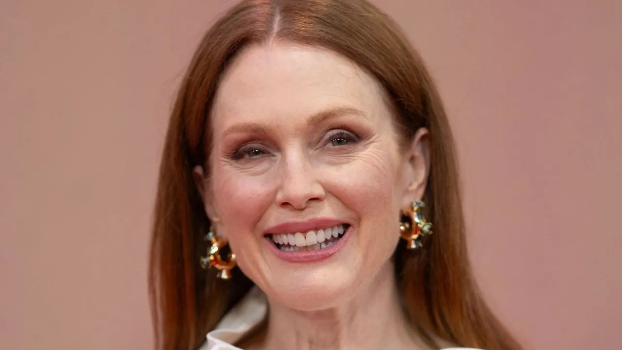 Julianne Moore sur fond rose' loading='lazy' title=