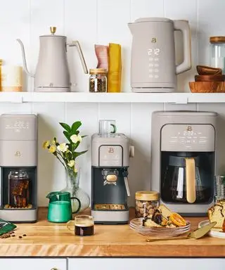 Drew Barrymore a spécialement conçu ces appareils pour qu'ils soient beaux dans une cuisine neutre