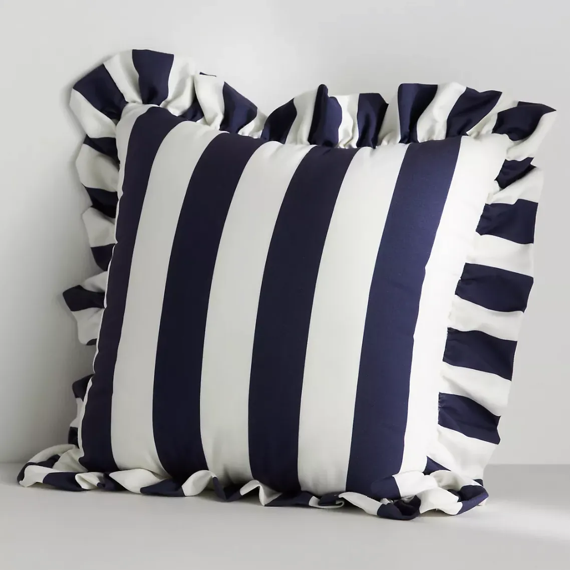 cuscino a righe bianche e blu con bordo volant' loading='lazy' title=