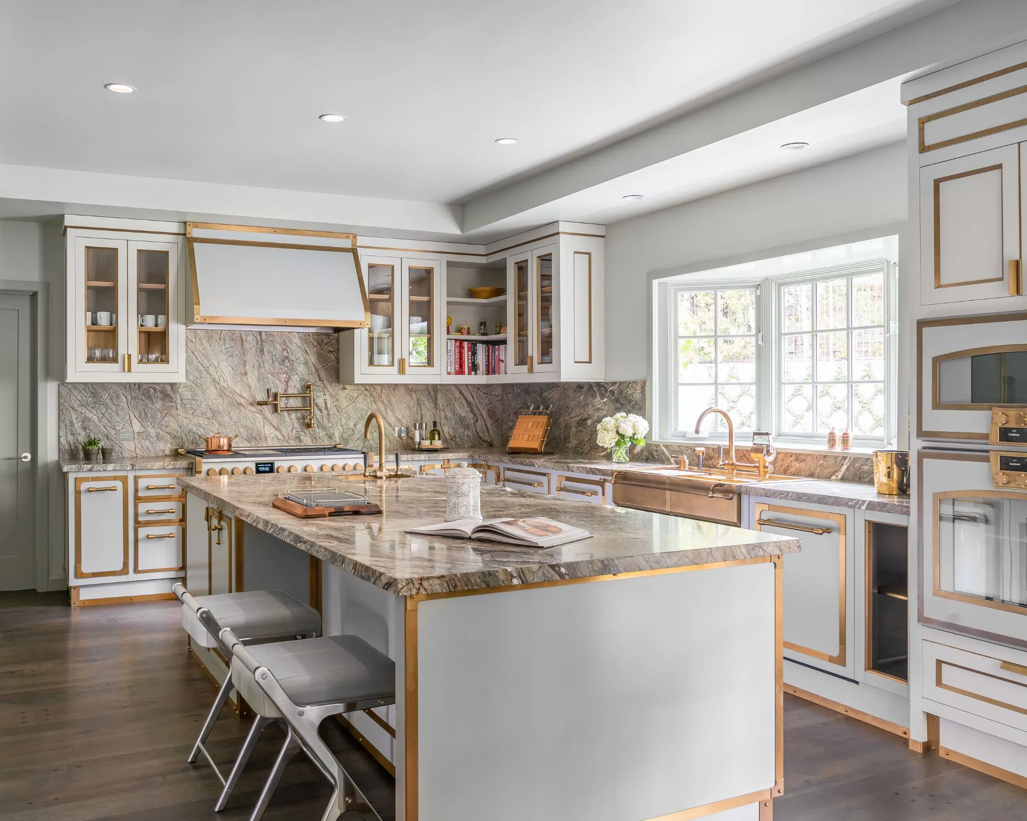 Moderne Küche mit Marmor und Kücheninsel' loading='lazy' title=