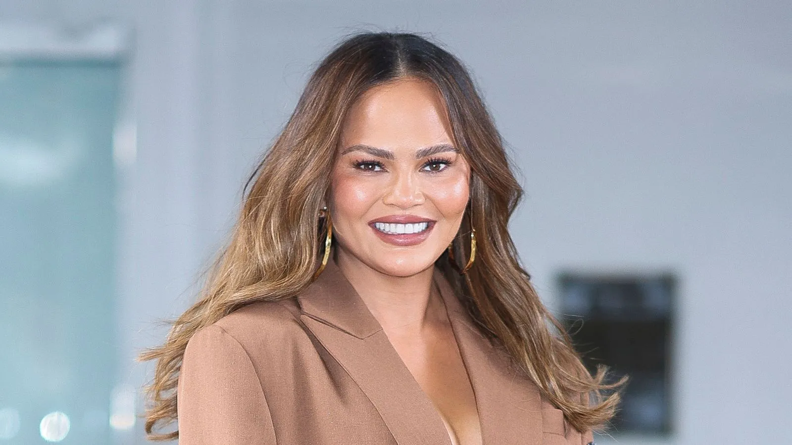 chrissy teigen na modrom pozadí' loading='lazy' title=
