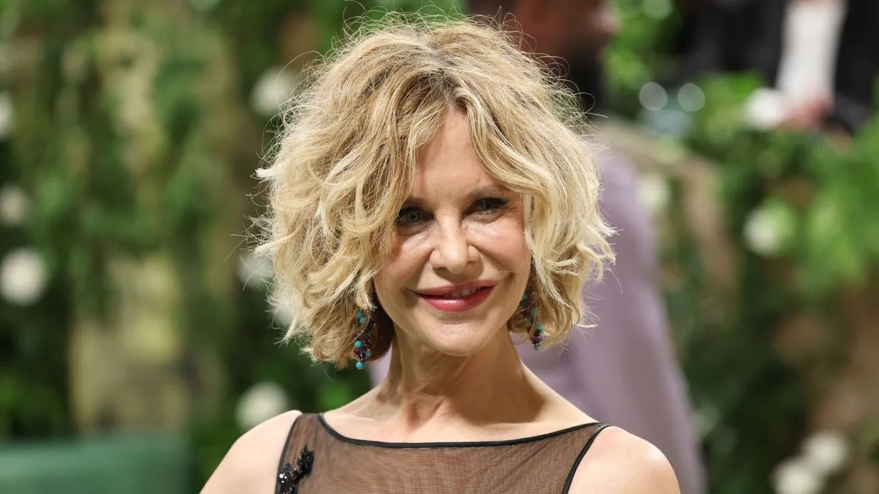 Meg Ryan definiert die Frühstücksecke mit einer kunstvollen Schichtung aus zarter Keramik neu, die jeden Morgen zu einem Design-Moment macht