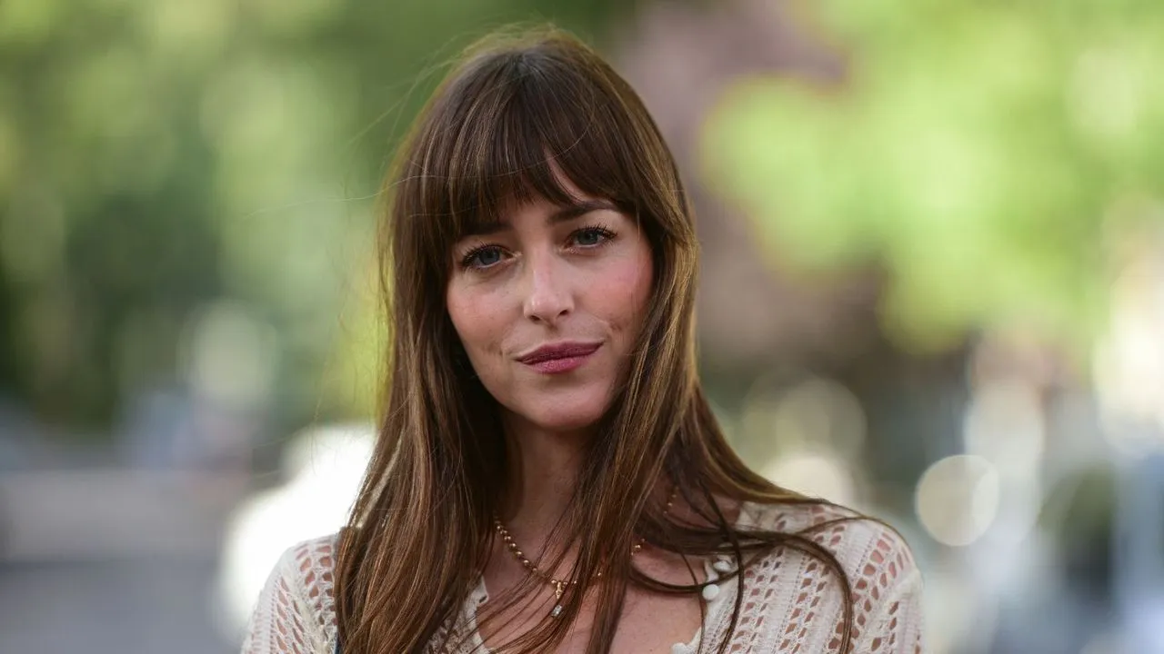 Dakota Johnson sur fond vert' loading='lazy' title=