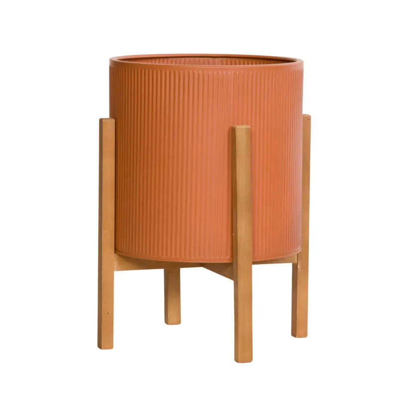 Ebern Designs Melahat Mid Century Pot de fleurs d'intérieur moderne en métal avec base en bois à 4 pieds et support de table Commentaires | Wayfair' loading='lazy' title=
