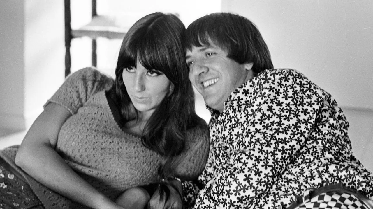 Das Retro-Wohnzimmer von Alexandra Daddario hat mich zu einem Mid-Century Modern-Umbau gemacht – es verbindet den Stil eines Ausstellungsraums mit dem Charakter eines Zuhauses