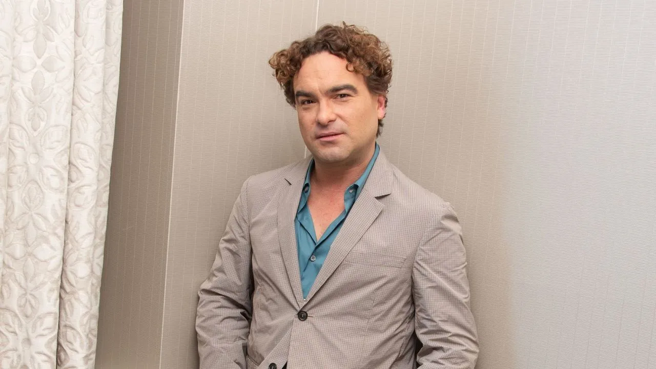 Johnny Galecki lehnt Minimalismus mit einem dramatischen Badezimmer ab, das auf warmen, stimmungsvollen Lichtern basiert – und sein Stil ist reproduzierbar