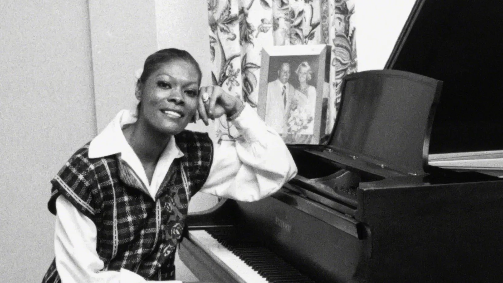 « Ce n’est pas seulement une question d’esthétique. Il s'agit d'ajouter de l'âme à vos murs » – Un détail du milieu du siècle a apporté de la chaleur au salon des années 80 de Joan Baez, et c'est à nouveau tendance pour 2026