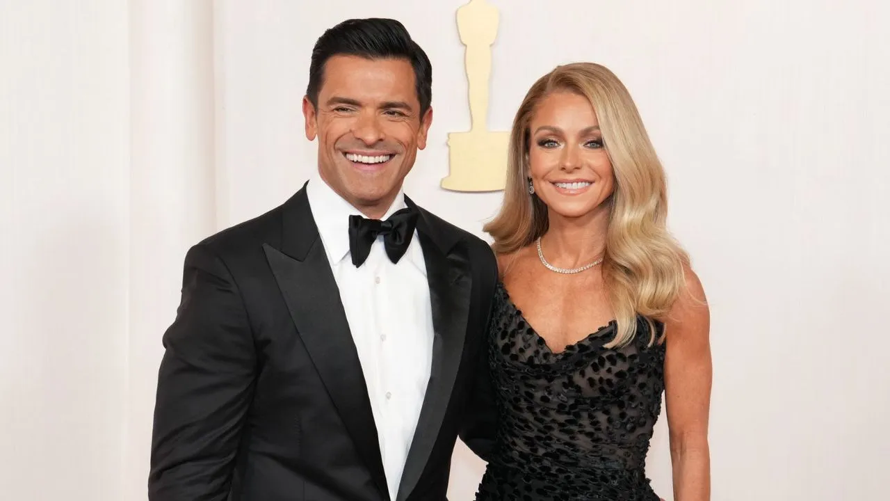 kelly ripa y mark consuelos sobre un fondo blanco' loading='lazy' title=