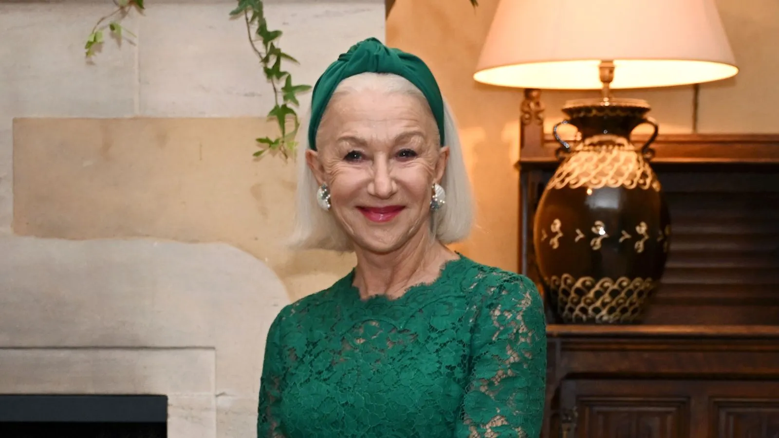 Helen Mirren dans un contexte neutre à la maison' loading='lazy' title=